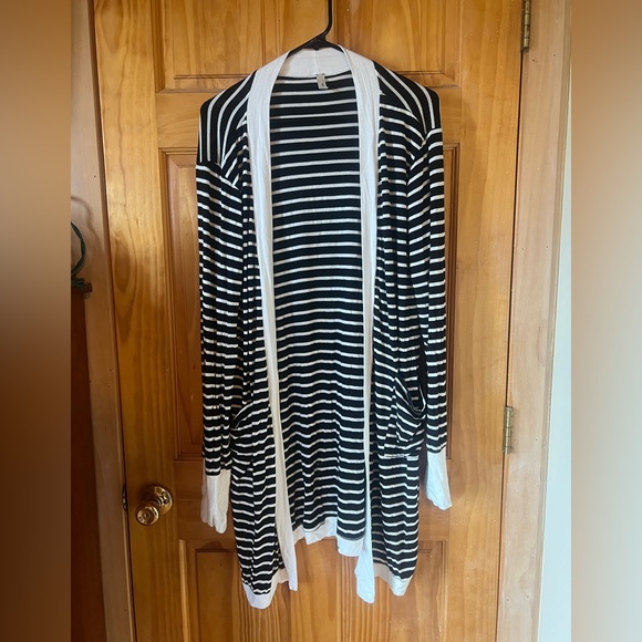 Magic Fit Sweaters - Black and white stripped boutique duster